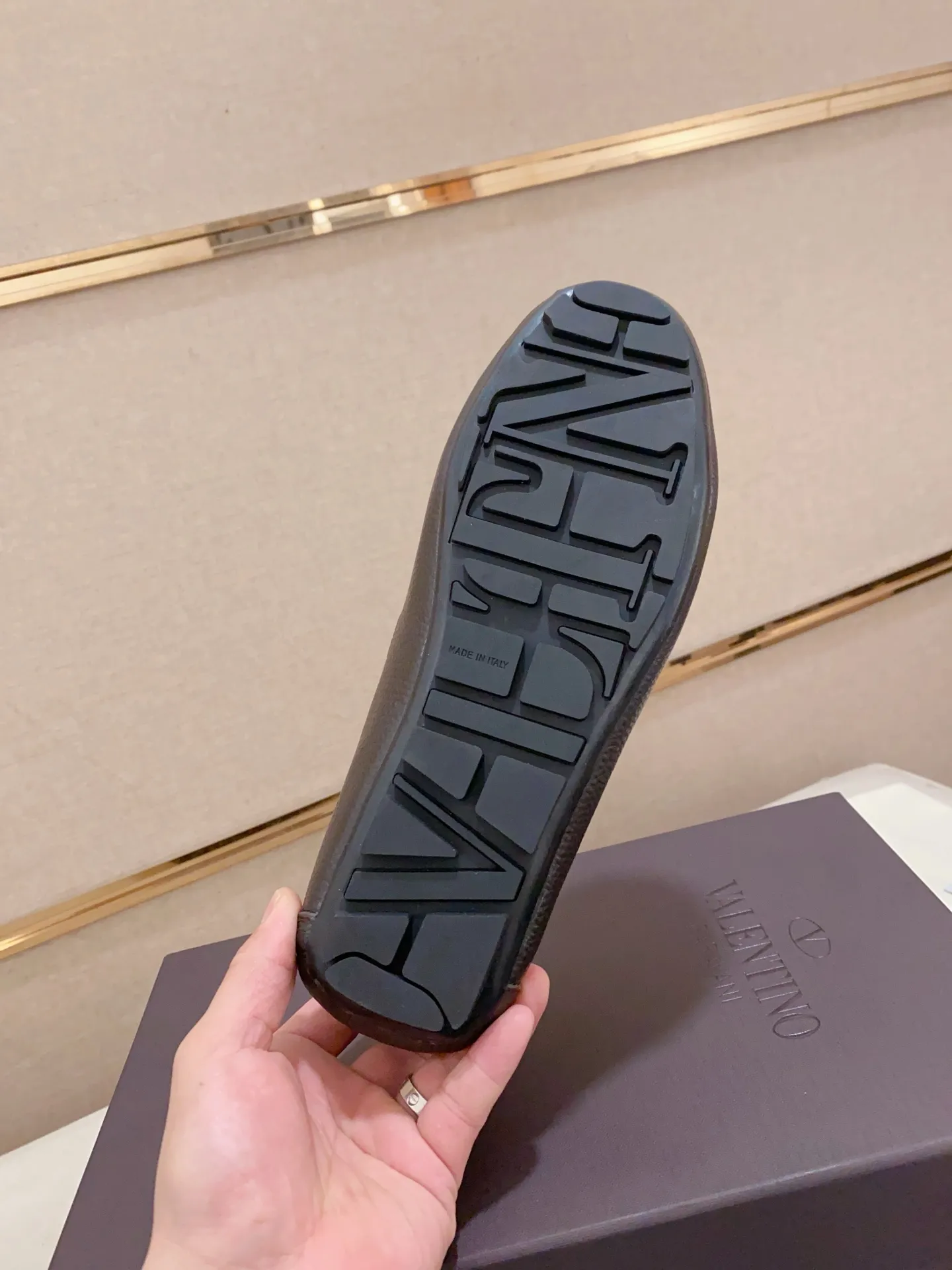 Men's shoes💰: 680💰VALENTINO, made of imported cowhide with imported water-dyed cowhide lining, iconic hardware and iconic wear-resistant outsole. 38-44. 45 VALENTINO packaging can be customized to enjoy the brand’s iconic product packaging